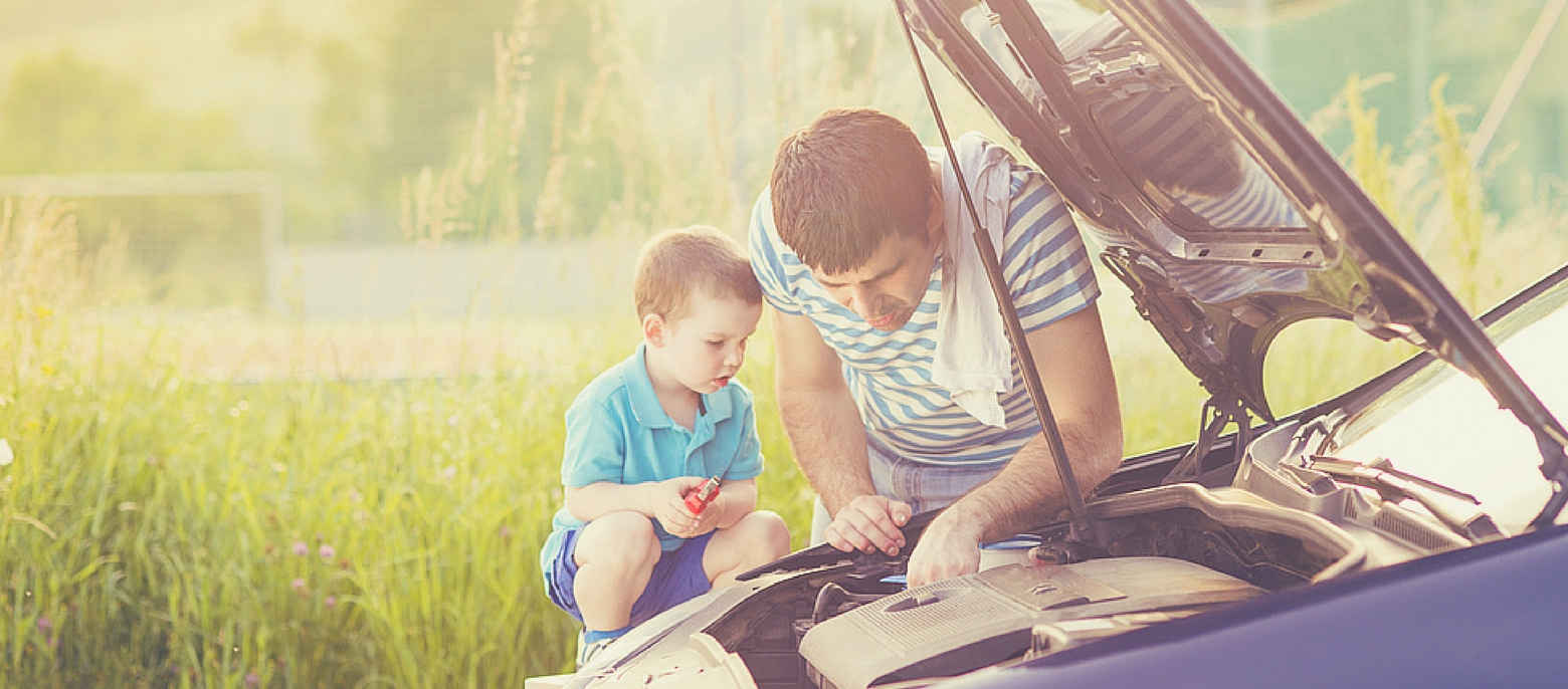 Как пользоваться автомобилем сына. Фотосессия папы с сыном и машиной. Папа сын на маленьком авто. Папа с ребенком в машине. Машина для сына.